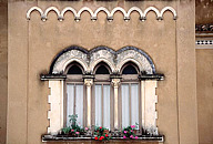 Italy: Siracusa, Ortygia, windows with Gothic arch motif